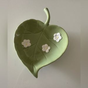Small trinket dish. Green leaf w flowers.